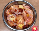 Foto langkah ke 1 dari resep Ayam Kukus dengan Kurma Merah dan Goji Berry.