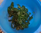 Foto langkah ke 1 dari resep Sayur daun singkong, ikan asin plus pete.