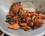 รูปขั้นตอนการทำที่ 2 ของ น้ำพริกหนังไก่
