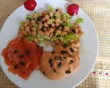 Foto del paso 5 de la receta: Ensalada de garbanzo con vinagreta de miel y mostaza, salmón ahumado y hummus