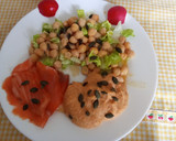 Foto del paso 5 de la receta: Ensalada de garbanzo con vinagreta de miel y mostaza, salmón ahumado y hummus