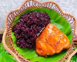Hình bước làm 4 của món Xôi nếp cẩm và má đùi gà nướng
