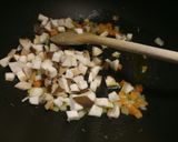 A picture of step 2 of Linguine con ragú di polpo e porcini.