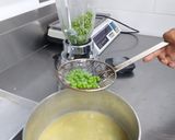 Foto del paso 10 de la receta: Crema de guisantes con jamón crocante y huevo