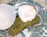 Foto del paso 10 de la receta: Huevo poché sobre tostada de aguacate 🥑