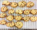 Hình bước làm 6 của món Vào bếp cùng con: Bánh quy bơ chocolate chip giòn, xốp, béo, ngọt vừa