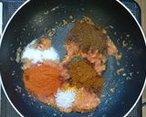 A picture of step 3 of Bhindi Punjabi Masala.