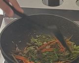 รูปขั้นตอนการทำที่ 2 ของ ผัดผักบุ้งหมูสับไข่เค็ม