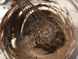 Torta al cioccolato con pere al vino rosso