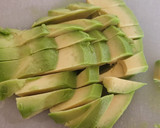 Foto del paso 1 de la receta: Sándwich de atún con aguacate y salsa rosa