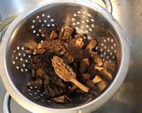 Une image de l'étape 1 de Sauce aux morilles,crème,oignon et vin rouge.