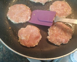 Foto del paso 4 de la receta: Hamburguesas de pollo con salsa de tomate y pimientos