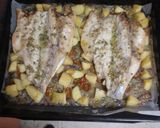 Foto del paso 7 de la receta: Lubina al horno sobre cama de cebolla, papas y tomates cherry