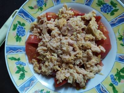 Ensalada de pimientos, atún y tomate