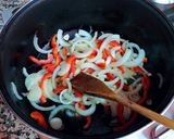 Foto del paso 1 de la receta: Pollo estofado a la moruna con patatas y pasas