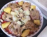 Foto del paso 4 de la receta: Contramuslos de Pollo con verdura, champiñones y manzana al horno