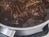 Caldo de frijol con fideos y huevo