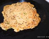 सूजी मिक्स वेजिटेबल चीला (suji mix vegetable cheela recipe in Hindi) रेसिपी चरण 3 फोटो