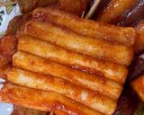 Hình bước làm 2 của món 떡꼬치 bánh gạo xiên