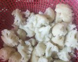A picture of step 1 of Dry Masaledar Cauliflower.