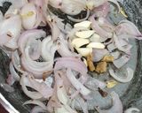 A picture of step 1 of Kadai Mushroom.