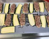 Une image de l'étape 13 de Courgettes en mini sandwichs croustillants aux tomates, bœuf et fromage.