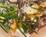 รูปขั้นตอนการทำที่ 2 ของ เห็ดหูหนูเส้นผัดกุยช่ายกับไข่🍄🥚🍳