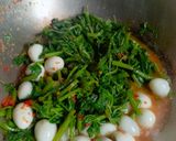Foto langkah ke 2 dari resep Oseng Kangkung Telur Puyuh.