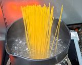 รูปขั้นตอนการทำที่ 5 ของ สปาเก็ตตี้หมูสับซอสมะเขือเทศ