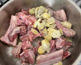 Foto del paso 2 de la receta: Arroz meloso con costilla y alcachofas