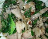 รูปขั้นตอนการทำที่ 5 ของ ผัดกระเพราตรีนไก่&ข้อ