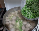 Foto langkah ke 5 dari resep 13. Sup Bakso Kacang Polong.