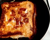 Foto del paso 3 de la receta: Pan a la plancha relleno de huevo y salchichas!