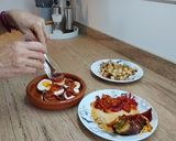 A picture of step 4 of Huevos en Salmorejo (Castile and León).