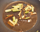 Foto del paso 2 de la receta: Ajos Tiernos (Ajetes) con Champiñones