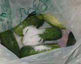 Фото кроку 3 до Малосольные огурцы с вишней в пакете.