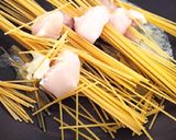 Foto del paso 1 de la receta: Pasta ensartada en el pollo