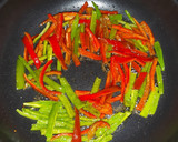 Foto del paso 3 de la receta: Tallarines chinos con pollo y soja