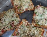 चीज़ ब्रेड पिज़्ज़ा (cheese bread pizza recipe in Hindi) रेसिपी चरण 3 फोटो