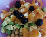 Foto del paso 4 de la receta: Ensalada de garbanzos con aguacate, naranja y bimi