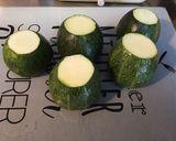 Une image de l'étape 2 de Courgettes rondes farcies tomate et chèvre (recette plancha).