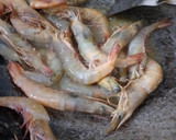Foto langkah ke 2 dari resep Udang Butter Lada Hitam.