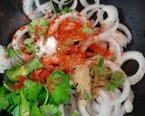 A picture of step 3 of Lacha pyaaz.