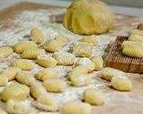 Foto del paso 3 de la receta: Ñoquis de papa con salsa de pollo 🍝