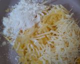 Foto langkah ke 2 dari resep Crispy Cheesy Hash browns.