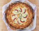 Foto del passaggio 5 della ricetta Torta salata con verdure e mozzarella 🥔🥒🍅🥧
