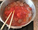 Hình bước làm 3 của món Bò hầm rau củ ăn kèm bánh mì