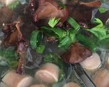 Foto langkah ke 4 dari resep Sup sosis jamur kuping.