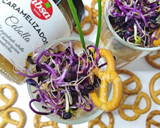 Foto del paso 7 de la receta: Vasitos de crema de paté con cebolla caramelizada y germinados