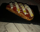 Foto del paso 4 de la receta: Torrada con tomate natural y  queso fresco